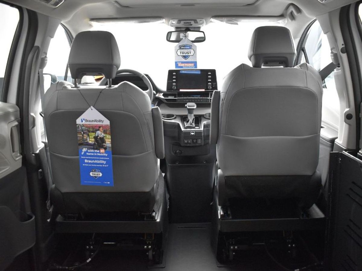 White Toyota Sienna image number 7