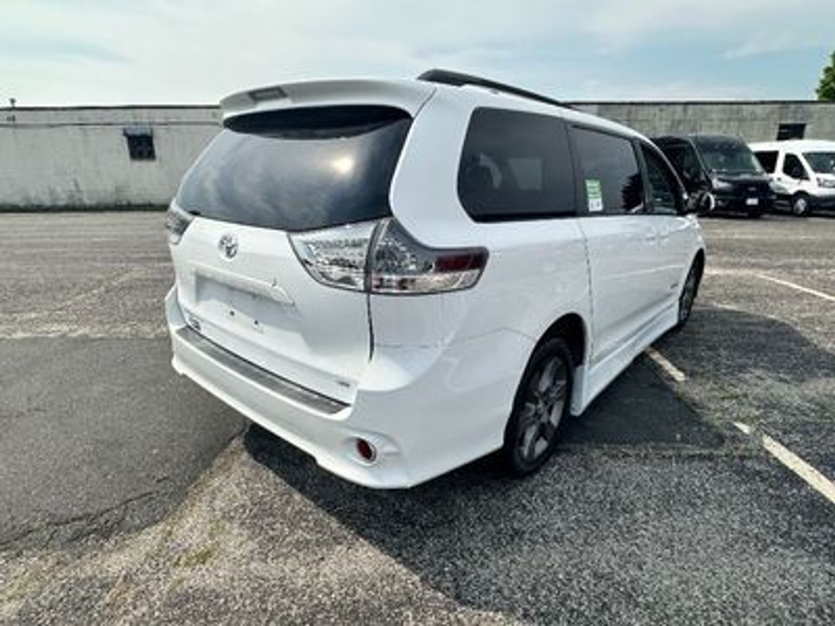 2011 TOYOTA SIENNA - Image 11