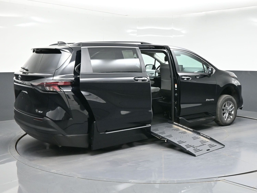 Imagen de la Toyota Sienna negra número 3