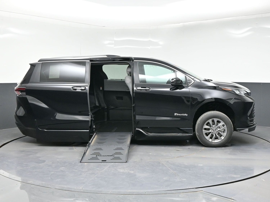 Black Toyota Sienna image number 7