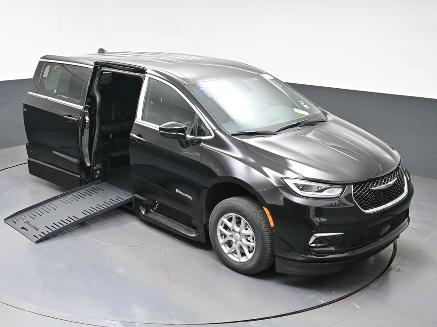 New 2026 Chrysler Pacifica Select Safety - BraunAbility Side Entry Fold Out Automatic Ramp