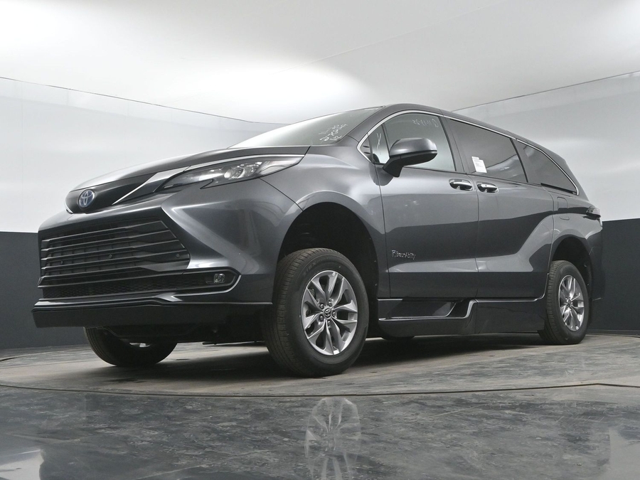 New 2025 Toyota Sienna Hybrid XLE Base - BraunAbility Side Entry Entry In Floor Automatic Ramp
