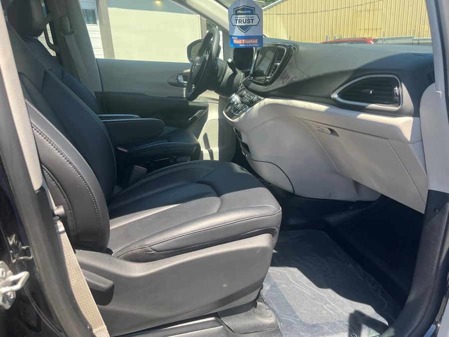 Used 2024 Chrysler Pacifica Touring L - BraunAbility Side Entry Entry Fold Out Automatic Ramp