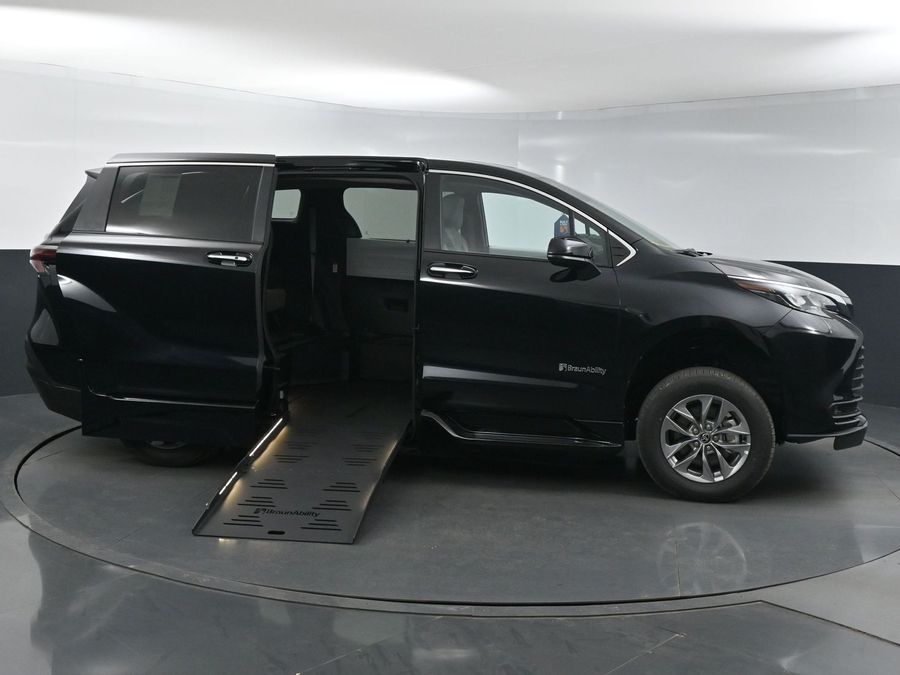 New 2025 Toyota Sienna Hybrid XLE Base - BraunAbility Side Entry Entry Fold Out Automatic Ramp