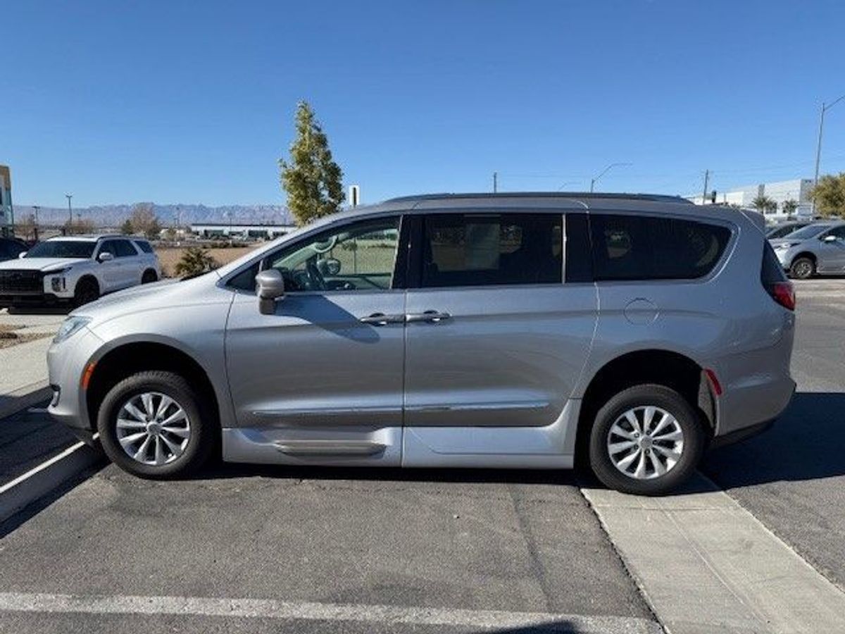 Silver Chrysler Pacifica image number 13