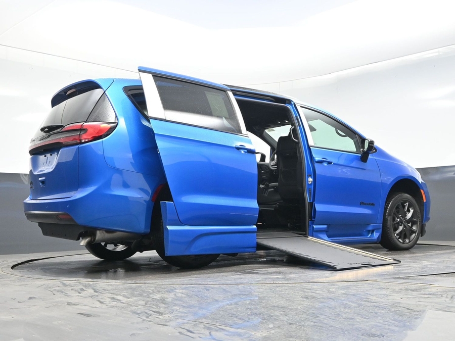 New 2026 Chrysler Pacifica Select Sport - BraunAbility Side Entry Entry In Floor Automatic Ramp