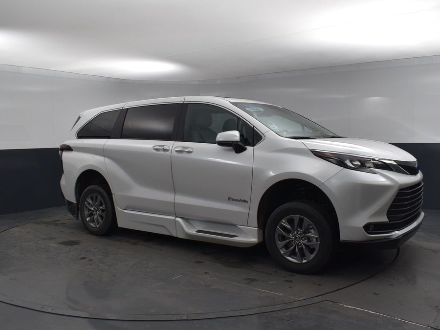 New 2025 Toyota Sienna Hybrid XLE Base - BraunAbility Side Entry Entry In Floor Automatic Ramp