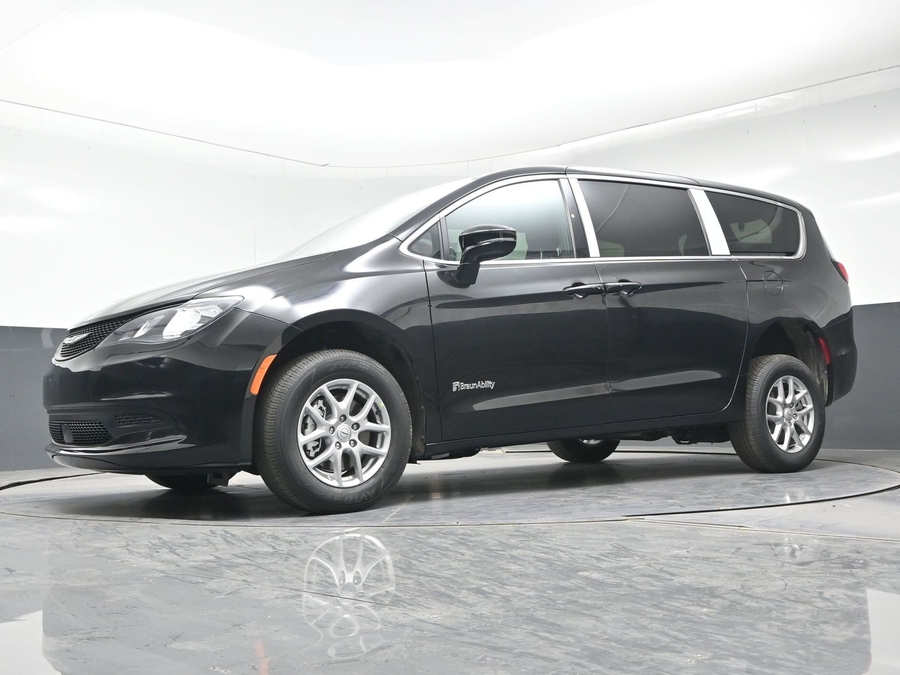 Black Chrysler Voyager image number 10