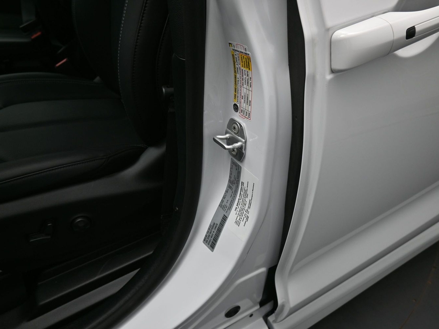 White Chrysler Pacifica image number 16