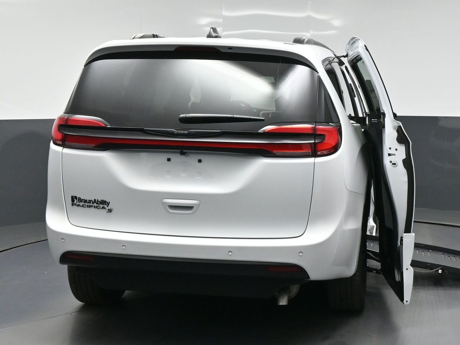 White Chrysler Pacifica image number 3