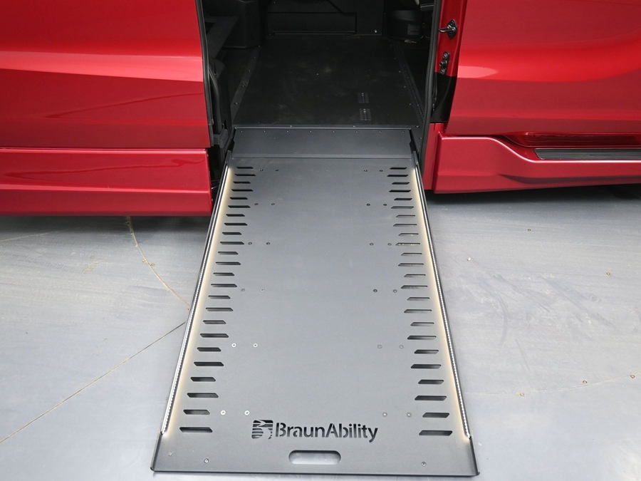 Red Honda Odyssey image number 15