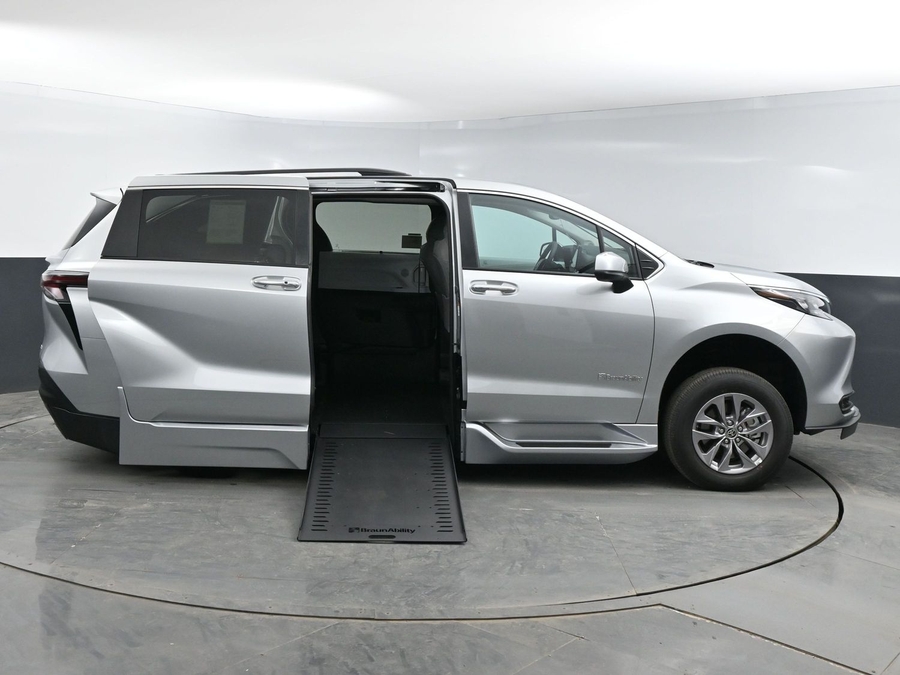 New 2025 Toyota Sienna Hybrid XLE Plus - BraunAbility Side Entry Entry In Floor Automatic Ramp