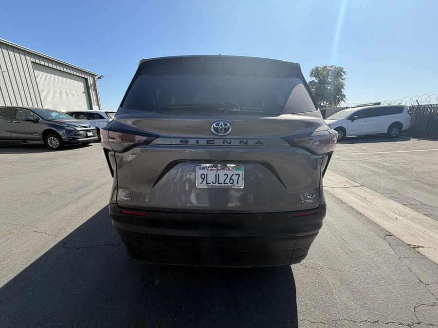 Grey Toyota Sienna image number 8