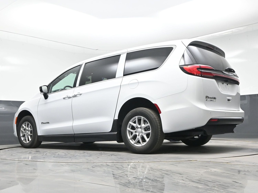 White Chrysler Pacifica image number 20