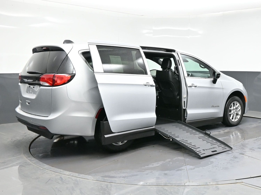 Silver Chrysler Voyager image number 6