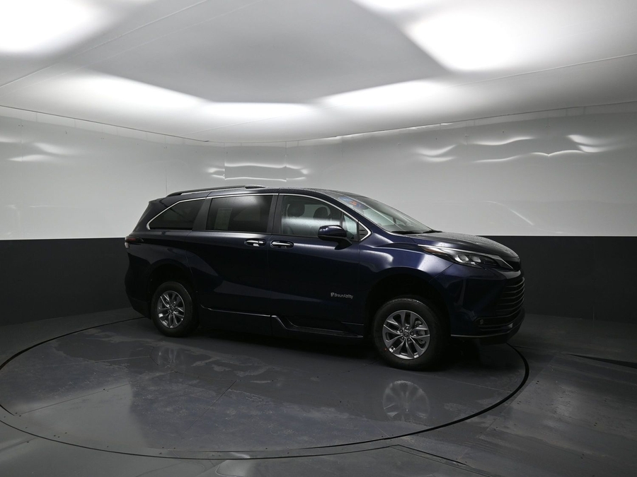 New 2025 Toyota Sienna Hybrid XLE Plus - BraunAbility Side Entry Entry Fold Out Automatic Ramp