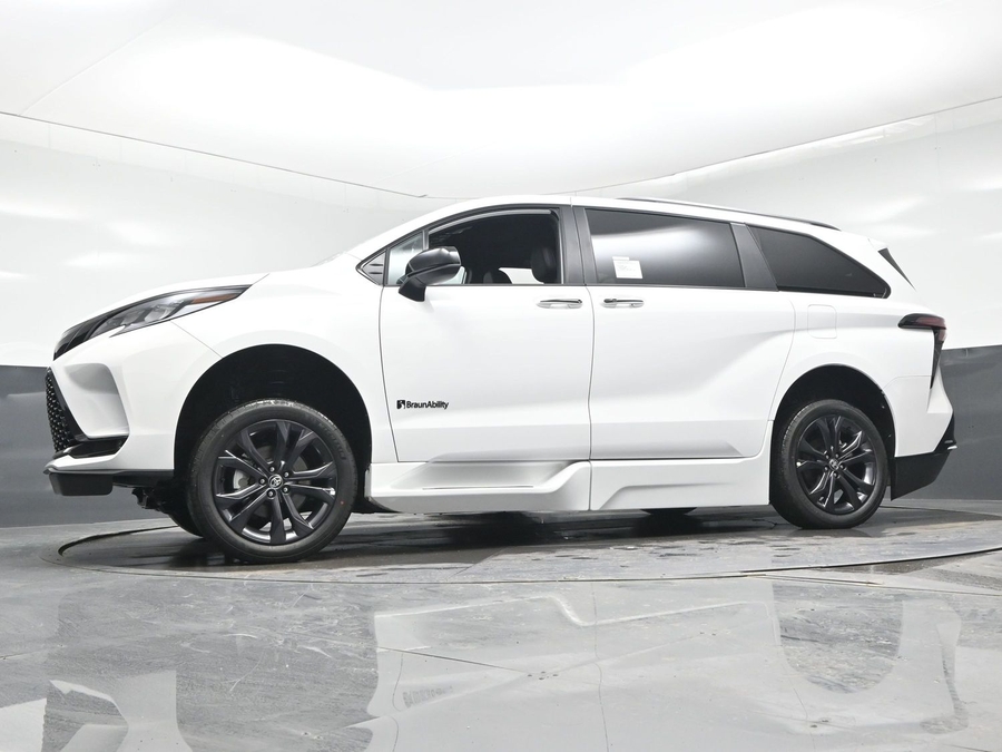 New 2025 Toyota Sienna Hybrid XSE Sport - BraunAbility Side Entry Entry In Floor Automatic Ramp