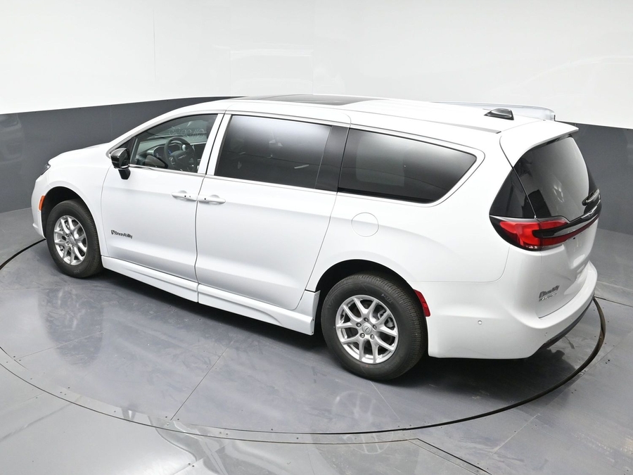 White Chrysler Pacifica image number 9
