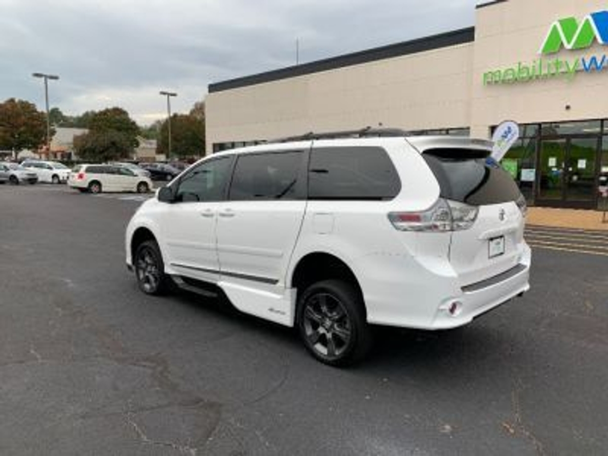 2016 TOYOTA SIENNA - Image 6