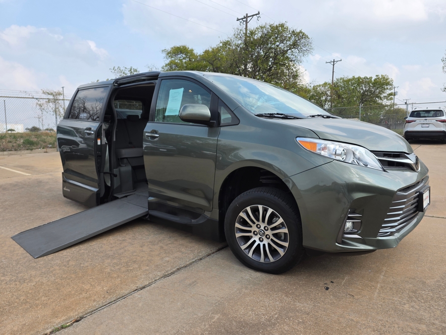 Used 2018 Toyota Sienna XLE - VMI Side Entry Entry In Floor Automatic Ramp