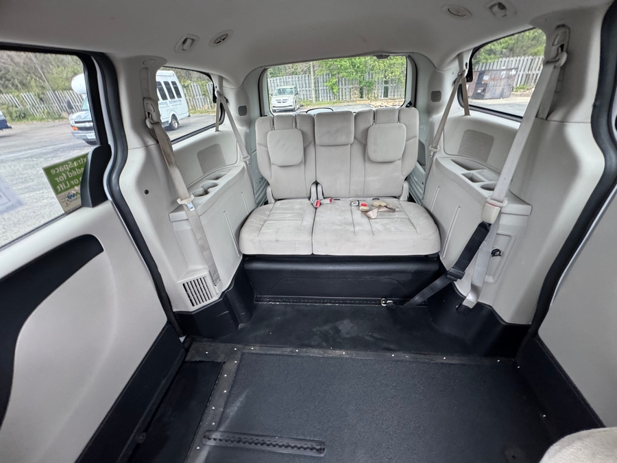 White Dodge Grand Caravan image number 7
