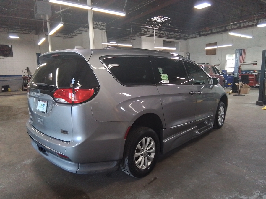 Silver Chrysler Pacifica image number 6