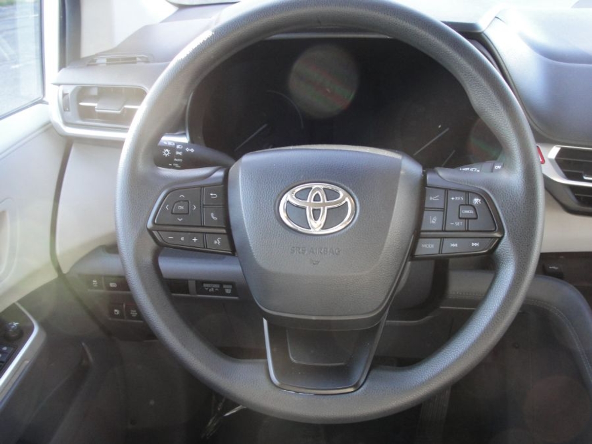 White Toyota Sienna image number 8