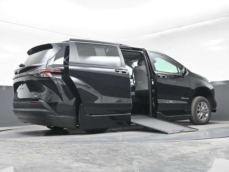 Black Toyota Sienna image number 12