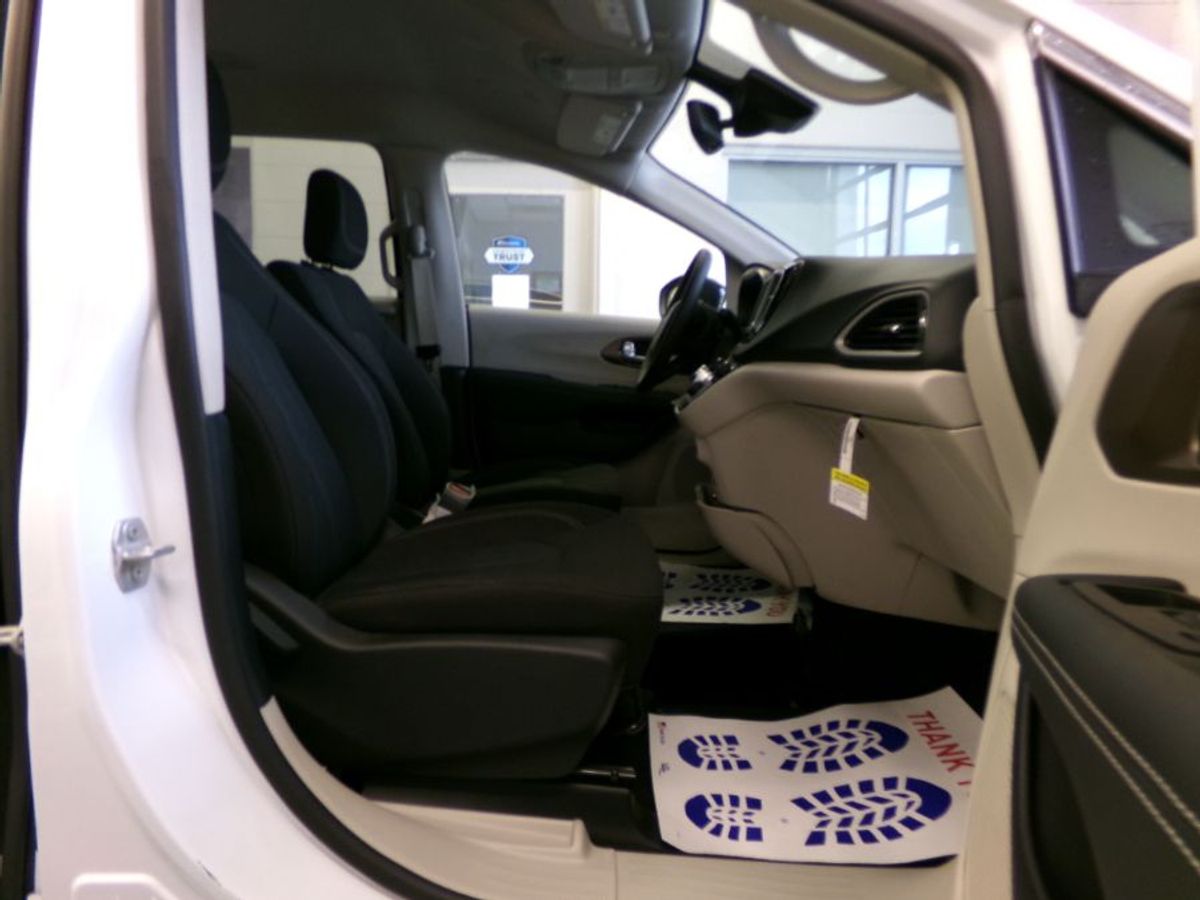 2024 CHRYSLER VOYAGER - Image 10