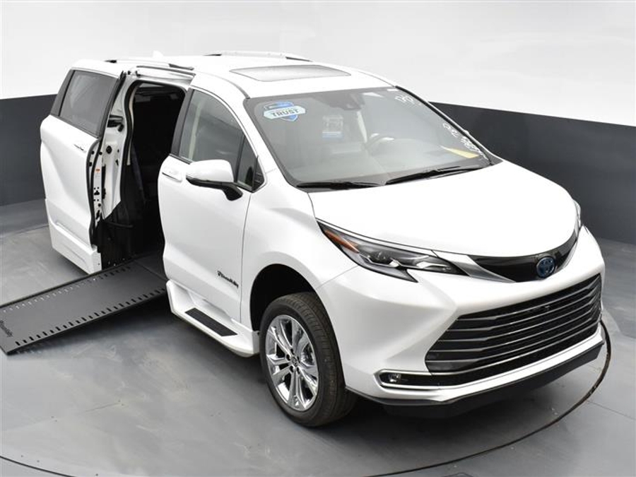 New 2025 Toyota Sienna Hybrid Platinum - BraunAbility Side Entry Entry Fold Out Automatic Ramp