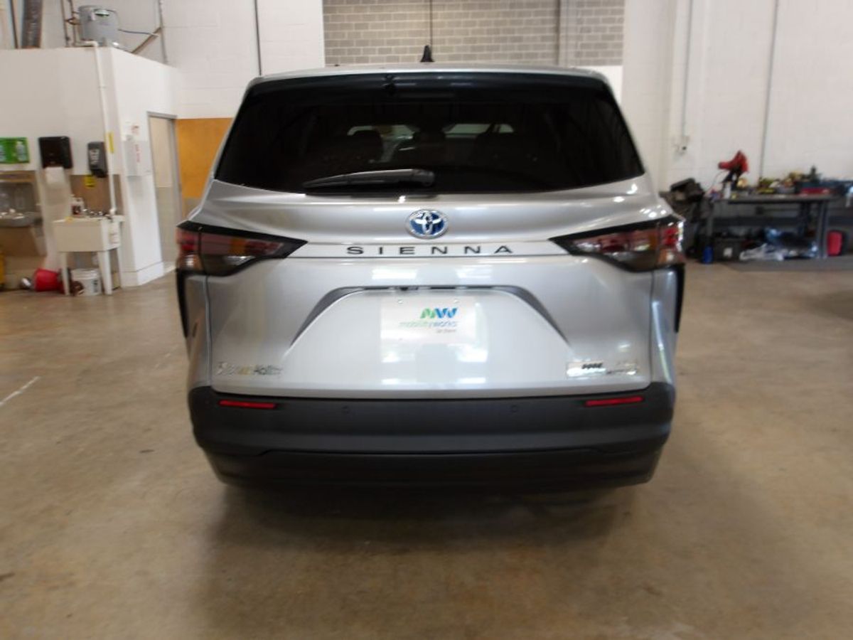 Silver Toyota Sienna image number 6