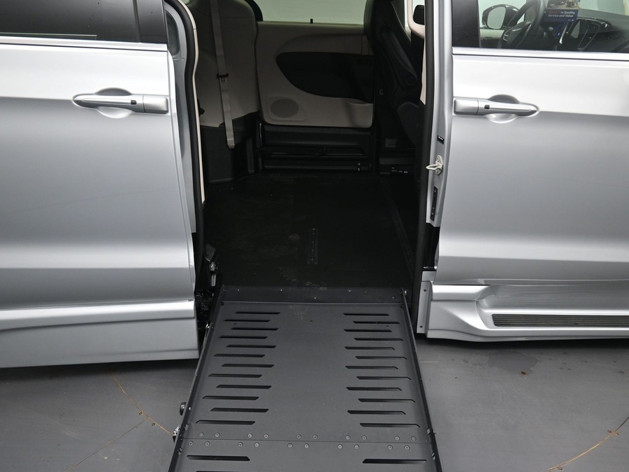 Silver Chrysler Pacifica image number 22