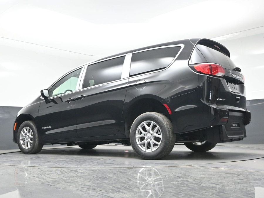 Black Chrysler Voyager image number 15