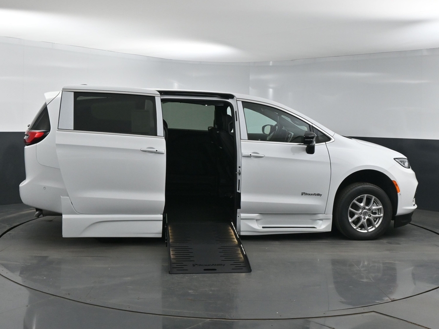 White Chrysler Pacifica image number 7