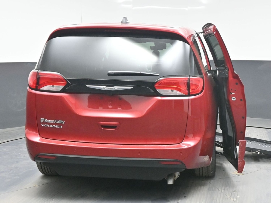 Red Chrysler Voyager image number 5