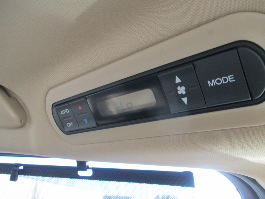 Gold Honda Odyssey image number 17