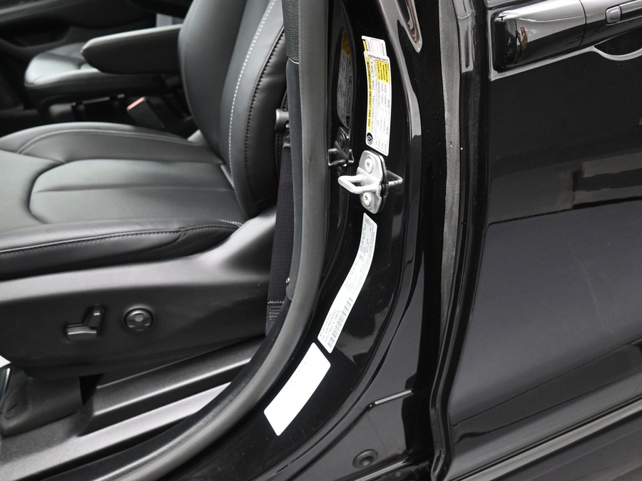 Black Chrysler Pacifica image number 22