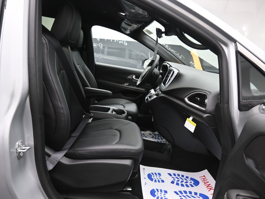 Silver Chrysler Voyager image number 11