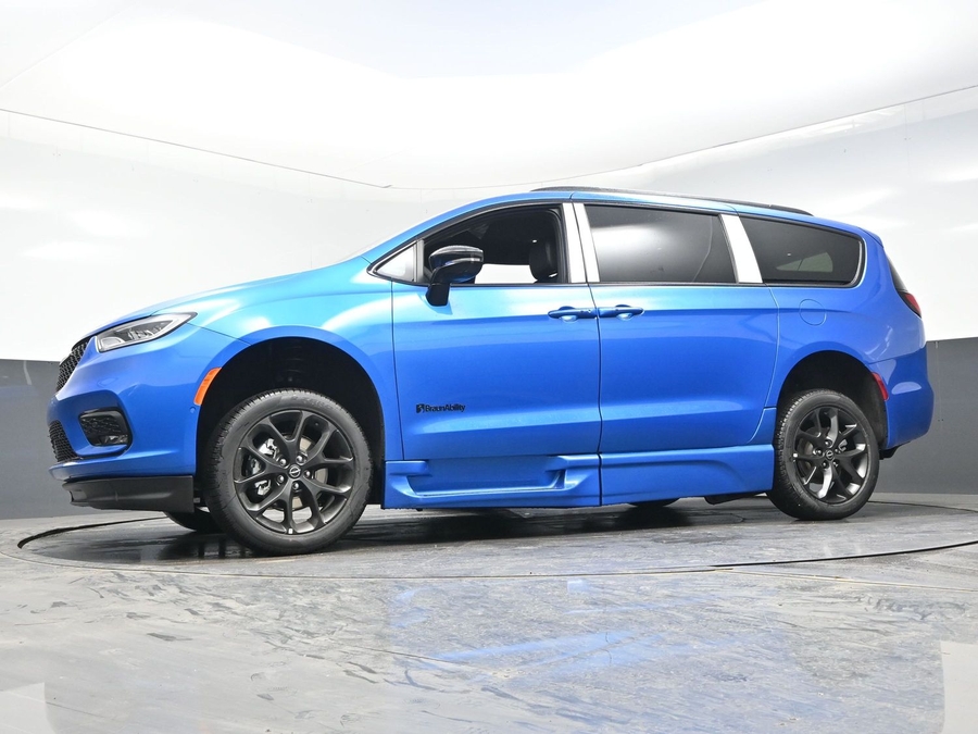 New 2026 Chrysler Pacifica Select Sport - BraunAbility Side Entry Entry In Floor Automatic Ramp