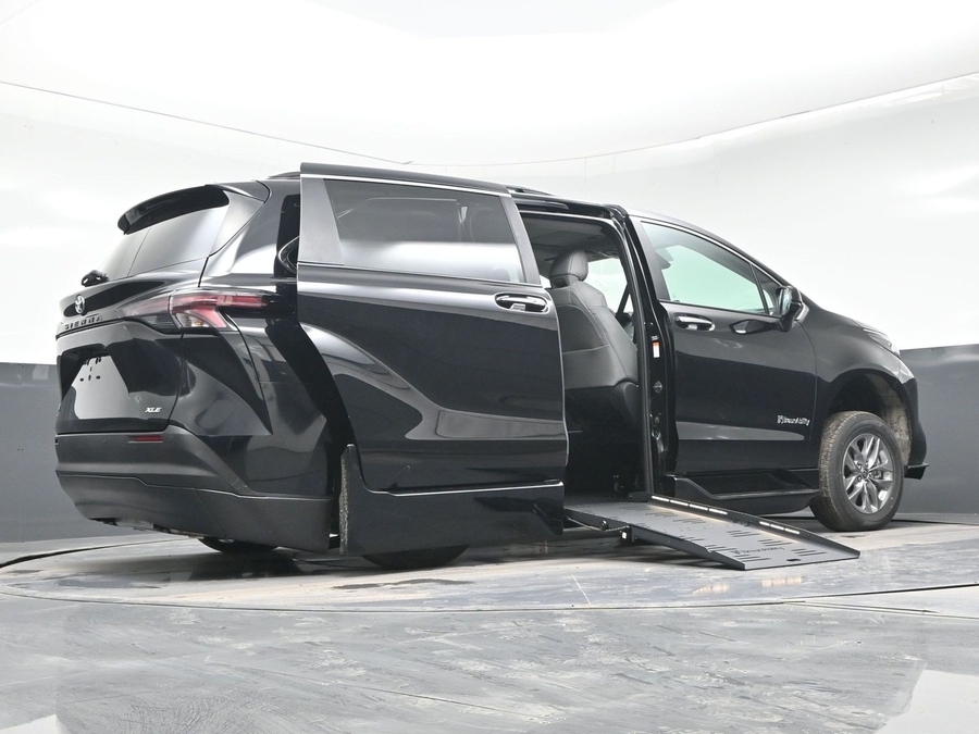 Black Toyota Sienna image number 21