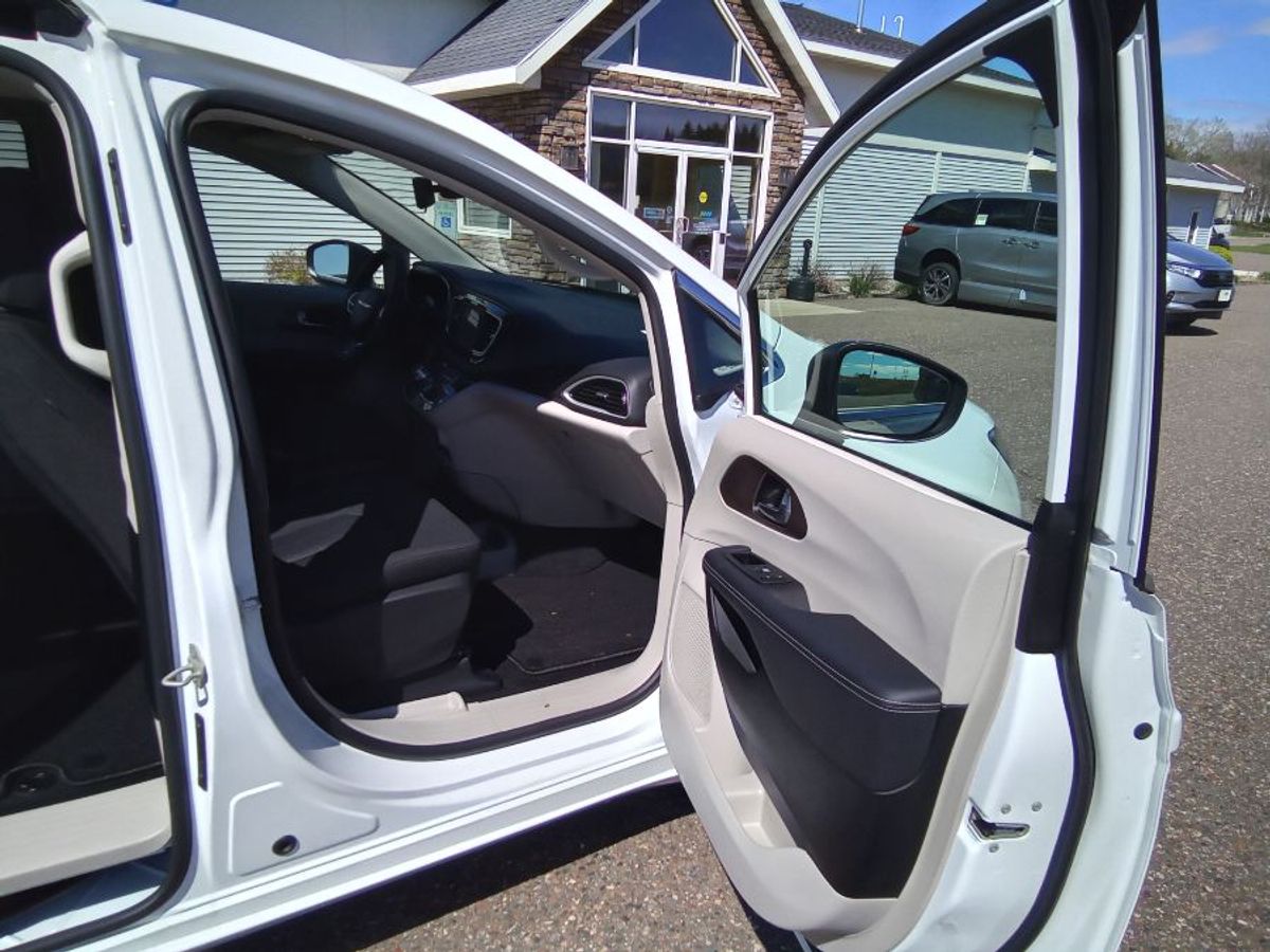 2024 CHRYSLER VOYAGER - Image 13