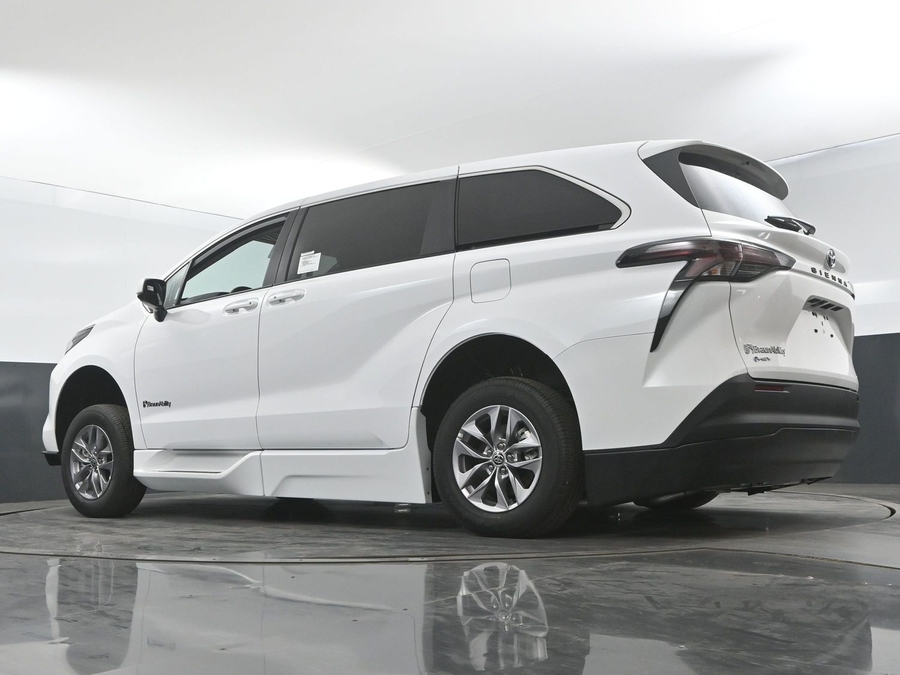 New 2025 Toyota Sienna Hybrid LE - BraunAbility Side Entry Entry Fold Out Automatic Ramp