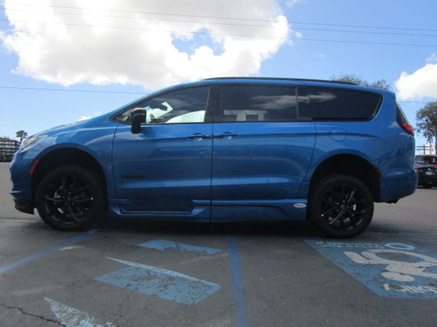 New 2026 Chrysler Pacifica Select Sport - BraunAbility Side Entry Entry In Floor Automatic Ramp