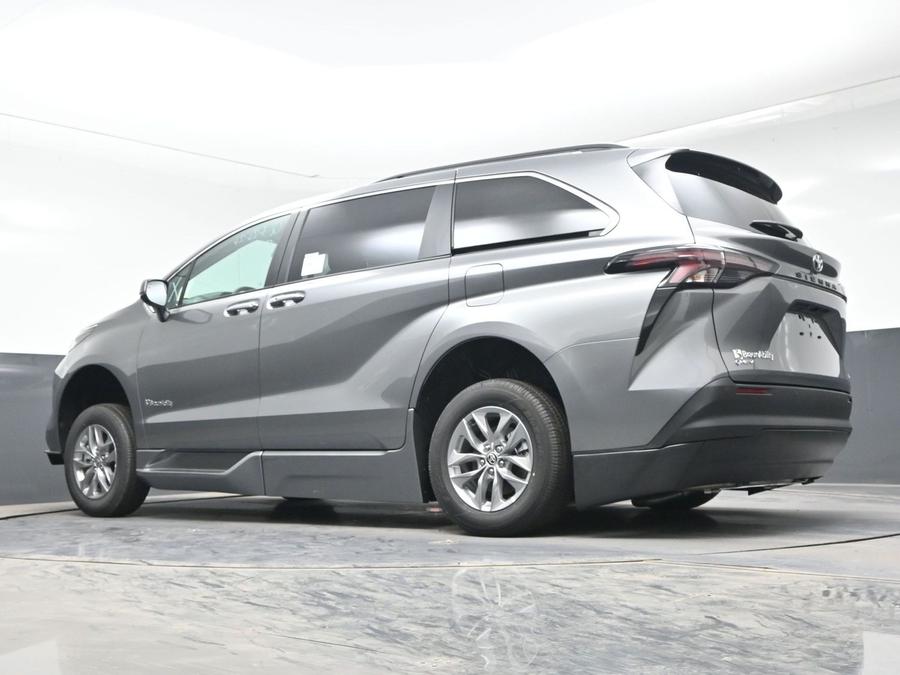 Grey Toyota Sienna image number 21