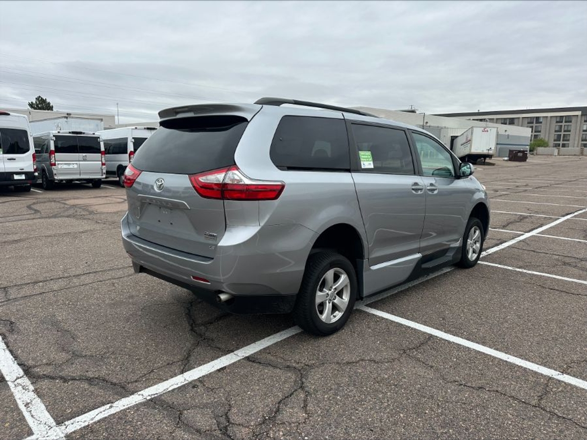 2017 TOYOTA SIENNA - Image 4