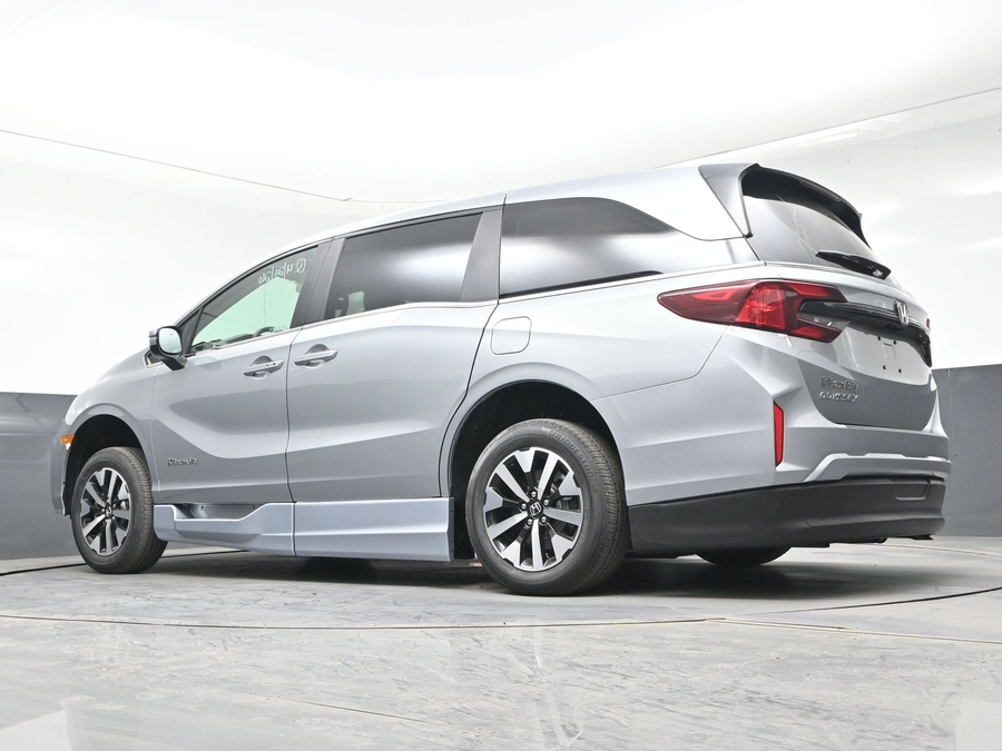 Silver Honda Odyssey image number 17