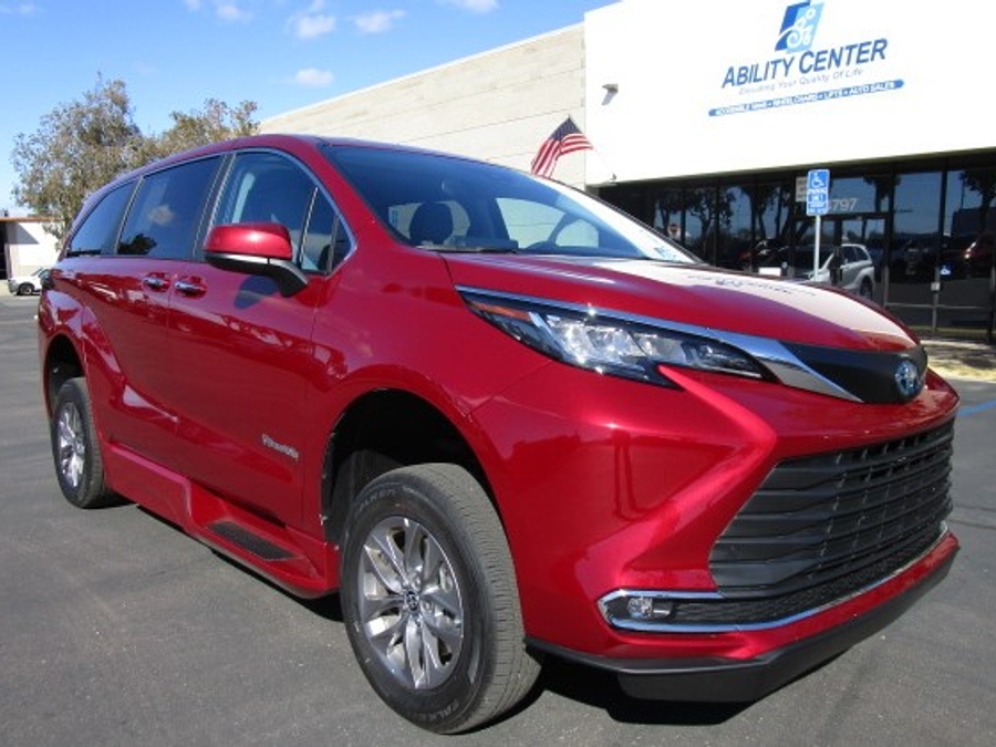 New 2026 Toyota Sienna Hybrid XLE Add - BraunAbility Side Entry Entry In Floor Automatic Ramp