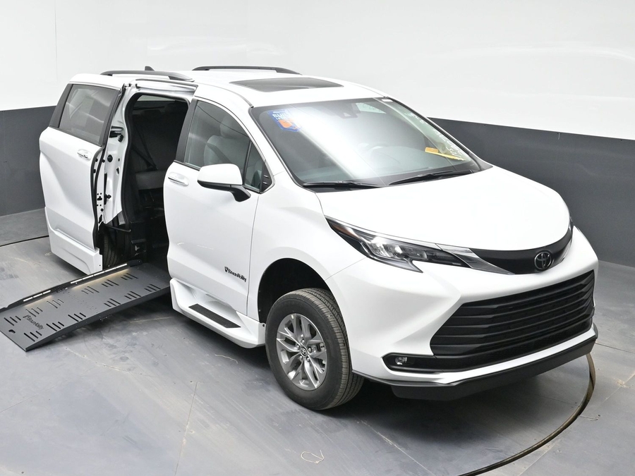 New 2026 Toyota Sienna Hybrid XLE Add - BraunAbility Side Entry Entry Fold Out Automatic Ramp