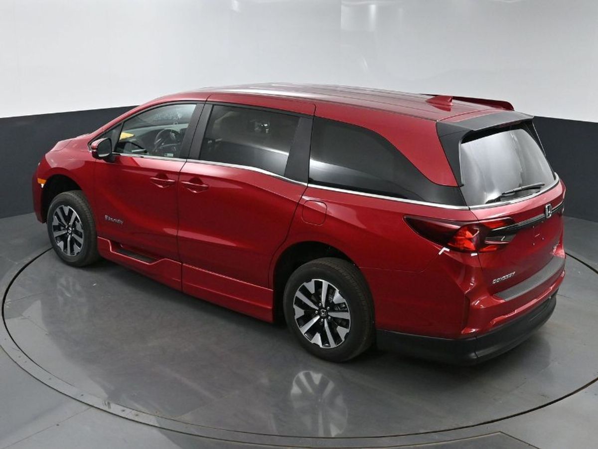 Red Honda Odyssey image number 24