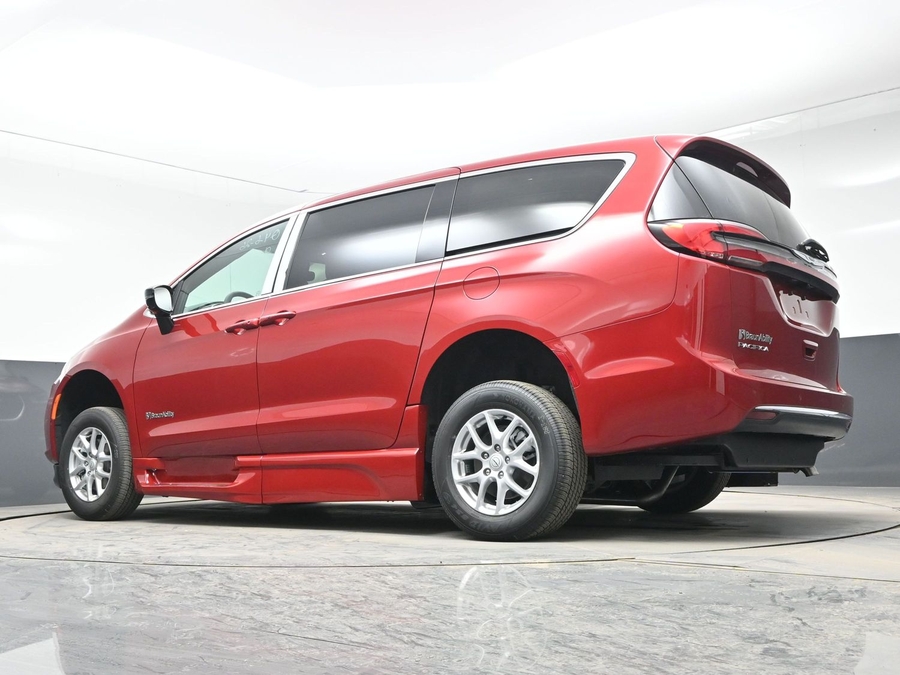 Red Chrysler Pacifica image number 17
